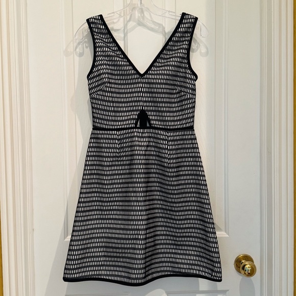 NEW Elliatt Black & White Mesh Dress With Keyhole Detail A-line Silhouette - Picture 5 of 7